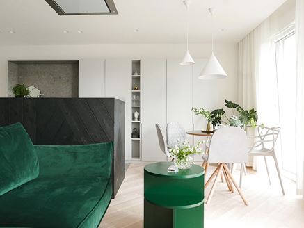 Biały salon z zieloną kanapą