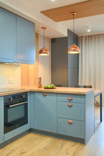 Niebieskie fronty kuchenne w klasycznym stylu