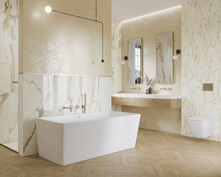 Złote dekory i marmurowe wykończenie w łazience z wanną wolnostojącą