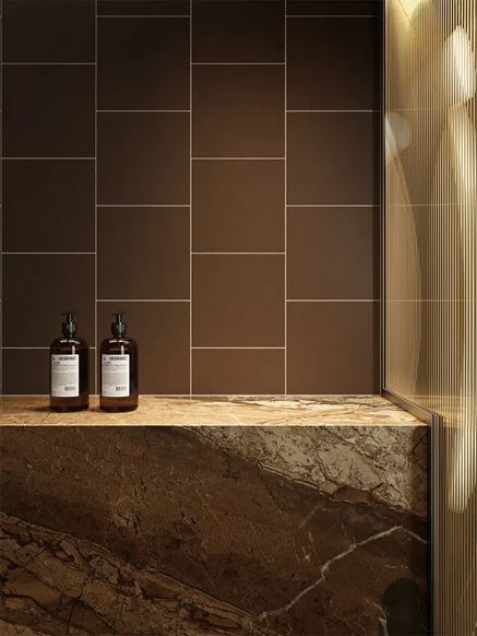 Brązowe kafle w wykończeniu ściany w łazience