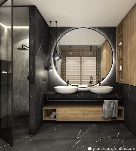 Czarny marmur i jasne drewno w łazience domu jednorodzinnego