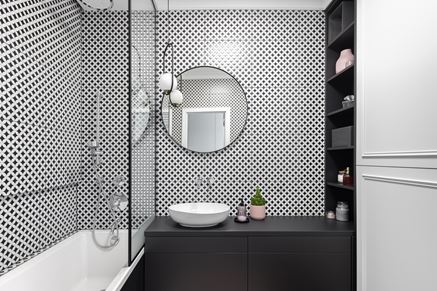 Efektowna, biało-czarna mozaika w aranżacji łazienki