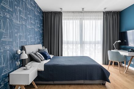 Niebieska sypialnia z marynistycznymi motywami