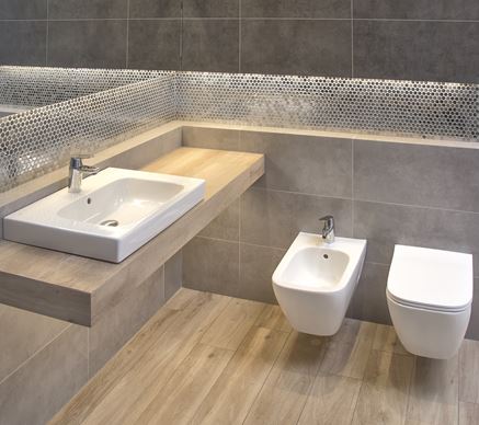 Drewno, beton i metalowa mozaika w łazience