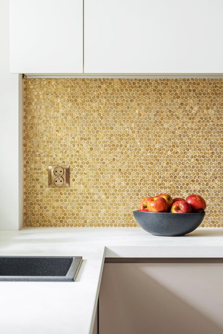 Ściana w kuchni w złotej mozaice Dunin Metallic