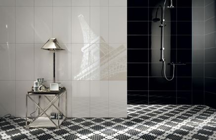 Czarno-biała łazienka z mozaikową podłogą i dekorami