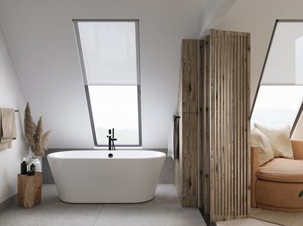 Jasna łazienka z oknem na poddaszu z drewnianymi akcentami
