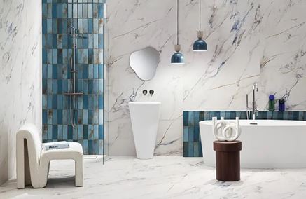 Biała łazienka z niebieskimi kaflami i ceramiką wolnostojącą