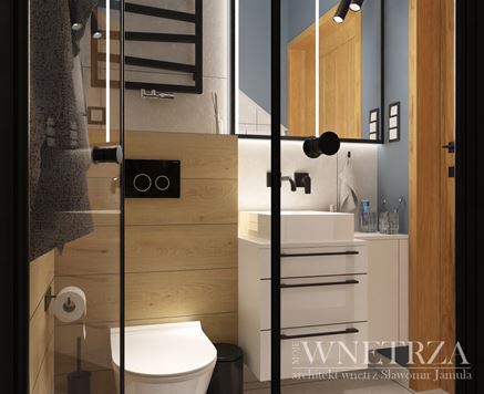 Malutka łazienka z prysznicem i drewnem