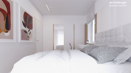 Biała sypialnia z szafą w zabudowie i wiszącym biurkiem pod oknem