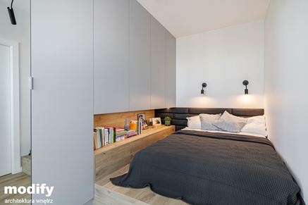 Sypialnia z drewnem i tapicerowanym zagłówkiem