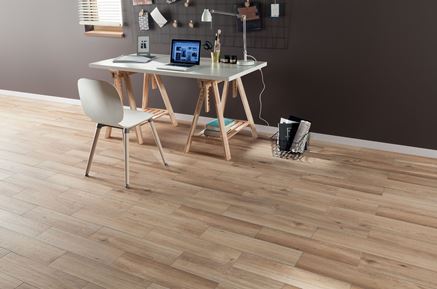 Salon z beżowa podłoga z rysunkiem drewna