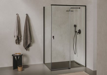 Szara łazienka z kabiną typu walk-in z czarnymi profile