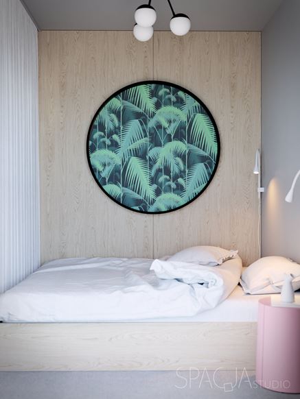 Okrągły obraz z florystycznym motywem w strefie sypialni