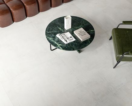 Detal jasnego betonu w wykończeniu podłogi w hotelu