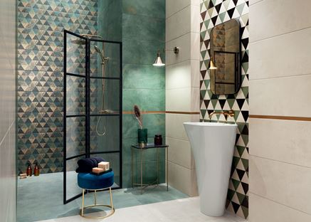 Beżowo-zielona łazienka z mozaikową ścianą i dekorami