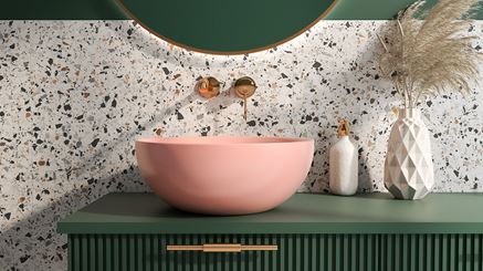 Łazienka z różową umywalka nablatową Bocchi Venezia