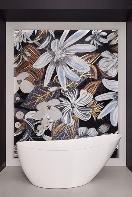 Barwna mozaika Dunin w łazience z wanną wolnostojącą