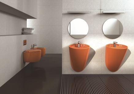 Szara łazienka z pomarańczową ceramiką