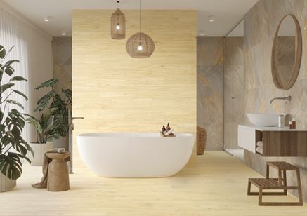 Beżowa łazienka w drewnie i kamieniu z wanną wolnostojącą