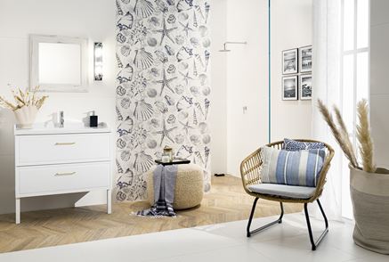 Biała łazienka z drewnem i marynistycznymi dekorami