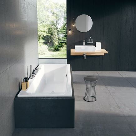 Stylowa łazienka w ciemnych kolorach z wanną prostokątną