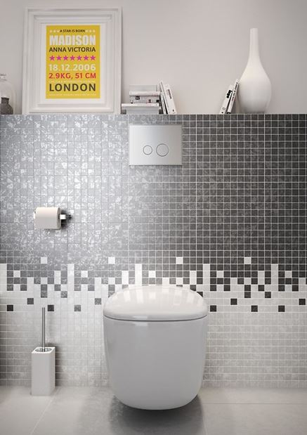Miska WC w otoczeniu czarno-białej mozaiki