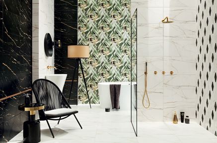 Marmurowa łazienka w stylu glamour z florystycznymi kaflami