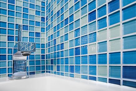 Niebieska mozaika Dunin Glass Mix w łazience