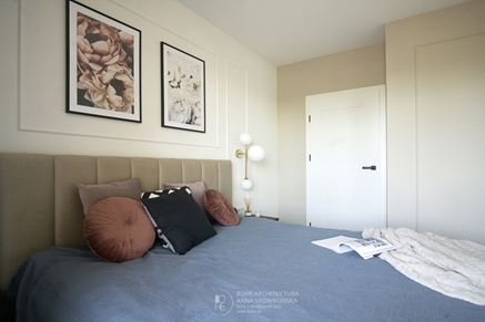 Sypialnia w kremowych odcieniach ze sztukateriami