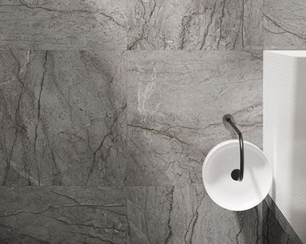 Szary kamień i biały dekor w nowoczesnej łazience