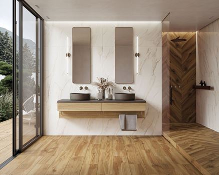 Drewniane chevrony i biały marmur w wykończeniu dużej łazienki