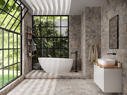 Duża łazienka z przeszkleniami i płytkami z motywem szarego kamienia