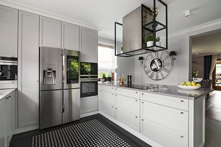 Szara kuchnia z biało-czarną mozaiką na podłodze