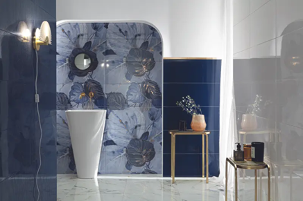 Biało-niebieska łazienka z florystycznym obrazem dekoracyjnym