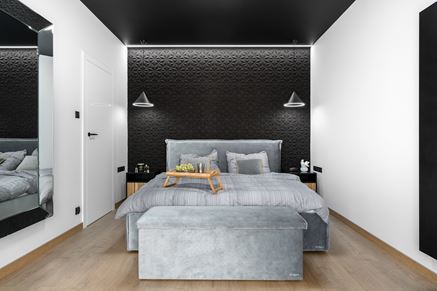 Biała sypialnia z czarną tapetą za łóżkiem i czarnym sufitem