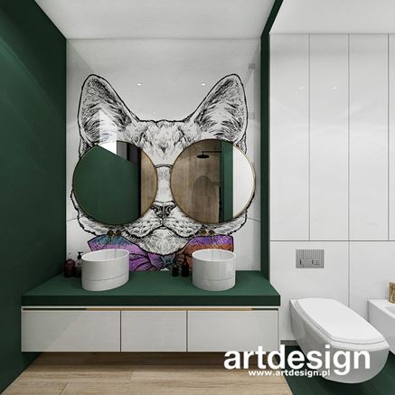 Biało-zielona łazienka dziecięca z tapetą z kotem