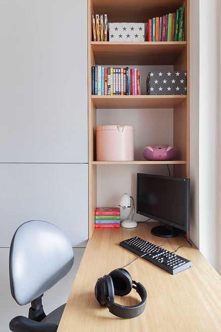 Biurko z komputerem przy szafie w pokoju dziewczynki