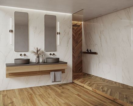 Biały marmur i drewno w wykończeniu łazienki z kabiną walk-in