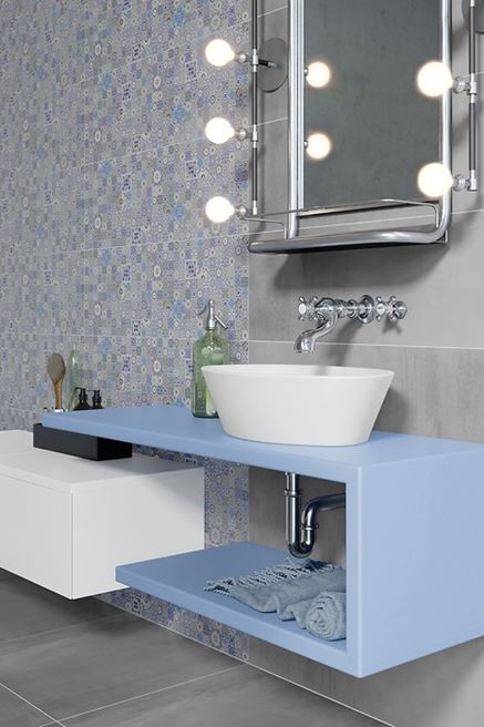 Szaro-niebieska łazienka z patchworkiem