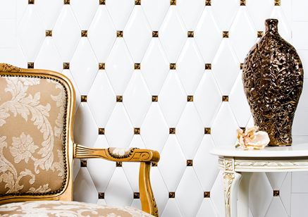 Klasyczny salon z biało-złota ścianą Dunin Carat Tiles