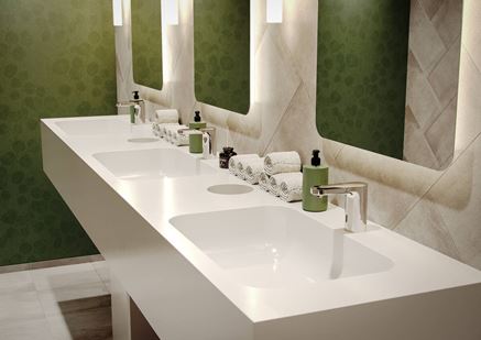 Beżowo-zielona łazienka publiczna 