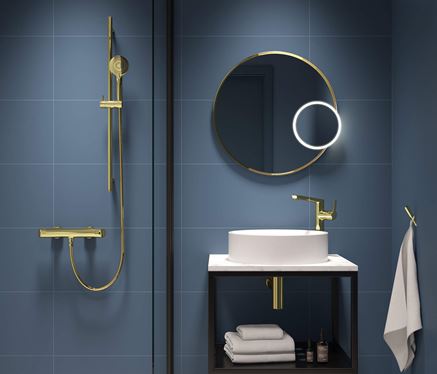 Niebieska łazienka ze złotymi bateriami z serii Deante Arnika Gold