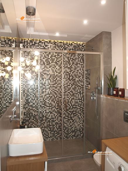 Prostokątny prysznic wnękowy z mozaiką
