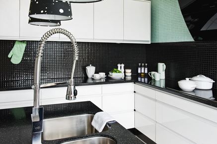 Biała kuchnia z czarnym, mozaikowym wykończeniem ściany Dunin Glass Mix