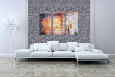 Ściana w salonie wykończona dekoracyjnym kamieniem