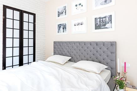 Sypialnia z białą cegłą