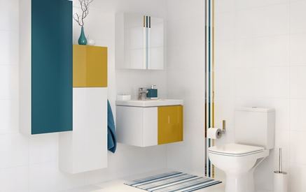 Aranżacja jasnej łazienki z kolorowymi dodatkami