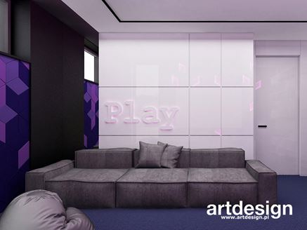 Pokój gier i zabaw z fioletowymi panelami na ścianie