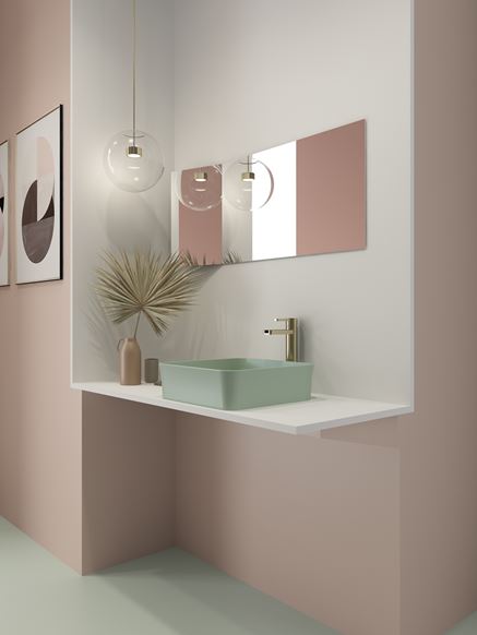 Łazienka w pastelowych kolorach z umywalką nablatową z serii Bocchi Sottile